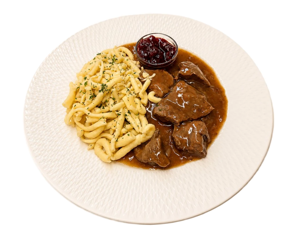 Zartes Hirschgulasch mit Spätzle und Preiselbeeren