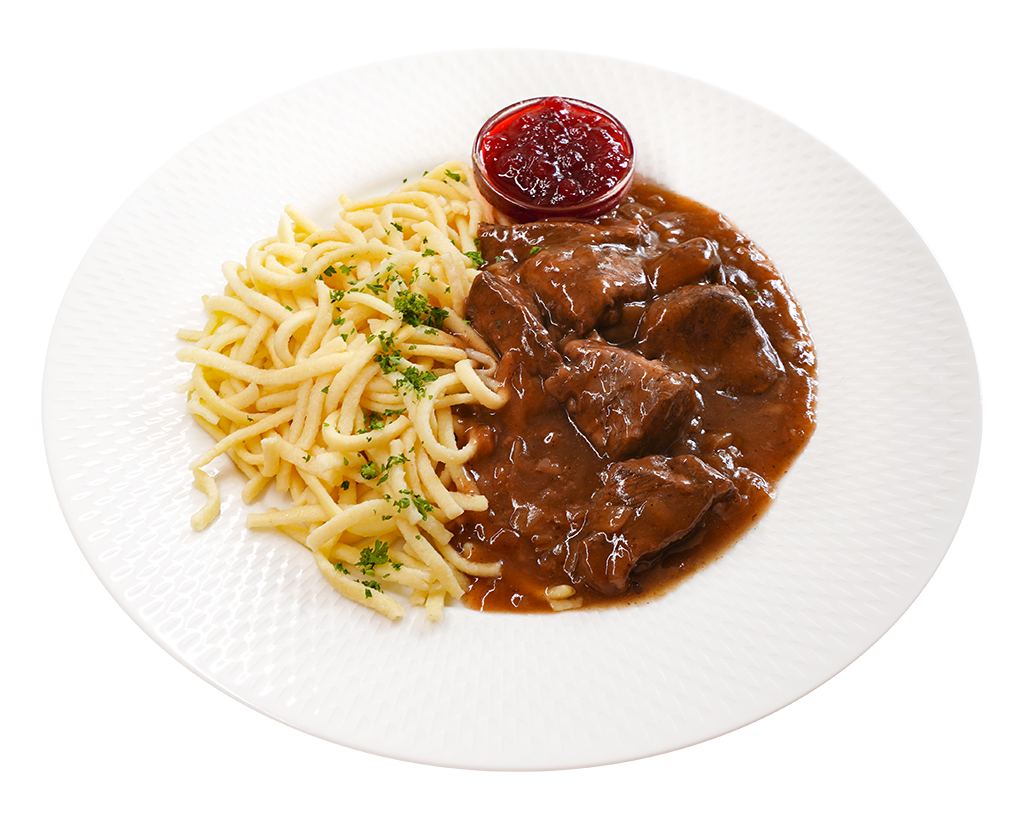 Zartes Hirschgulasch mit Spätzle und Preiselbeeren Hirschgulasch mit Spätzle und Preiselbeeren, serviert auf weißem Teller