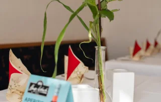 Tisch mit Blume im Restaurant