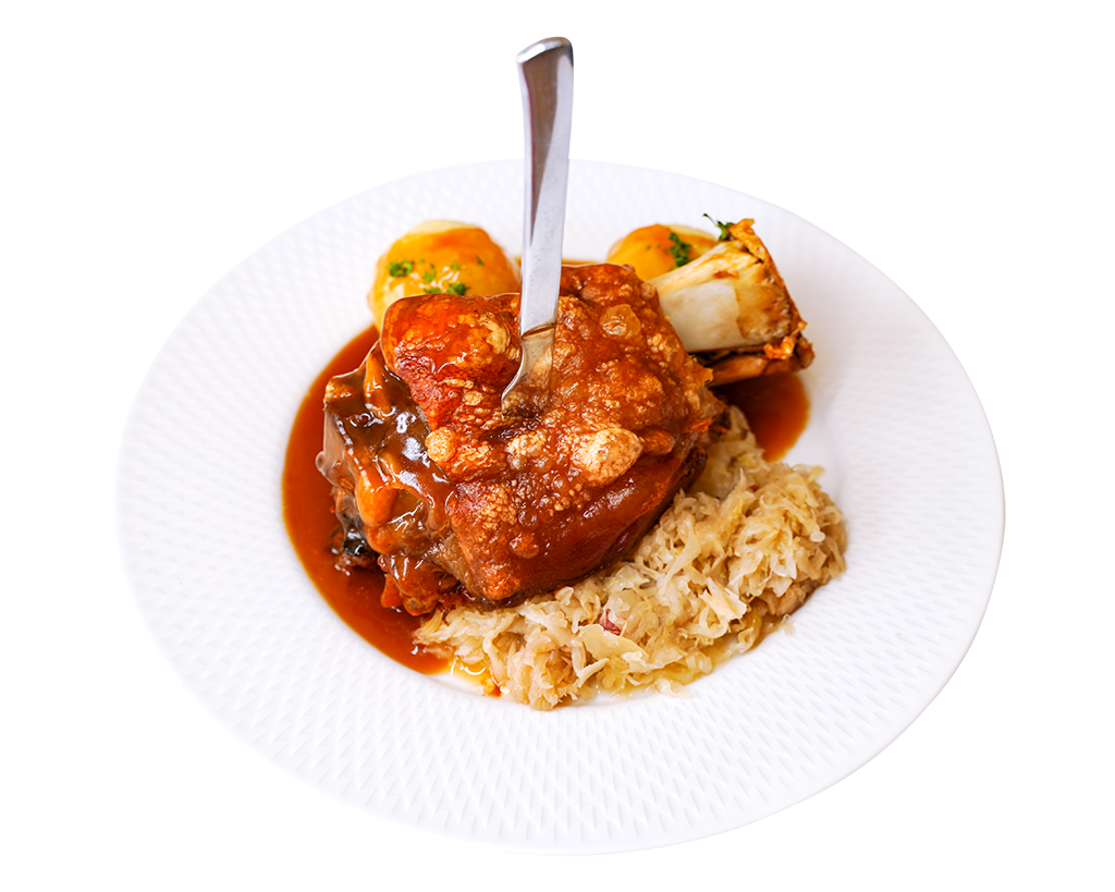 Gegrillte Schweinshaxe mit Sauerkraut und Klößen Schweinshaxe mit Kruste, serviert mit Sauerkraut, Kartoffelklößen und Bratensoße