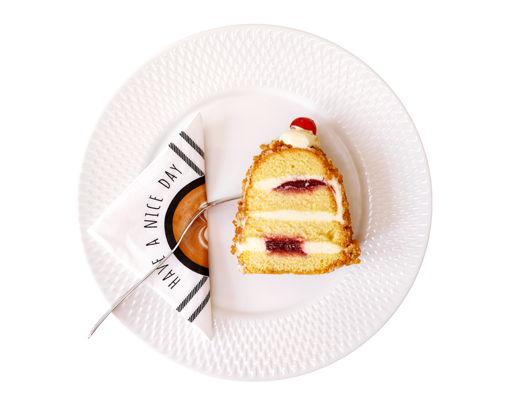 Original Frankfurter Kranz – Dessert Stück Frankfurter Kranz mit Kirsche und Sahne auf einem weißen Teller