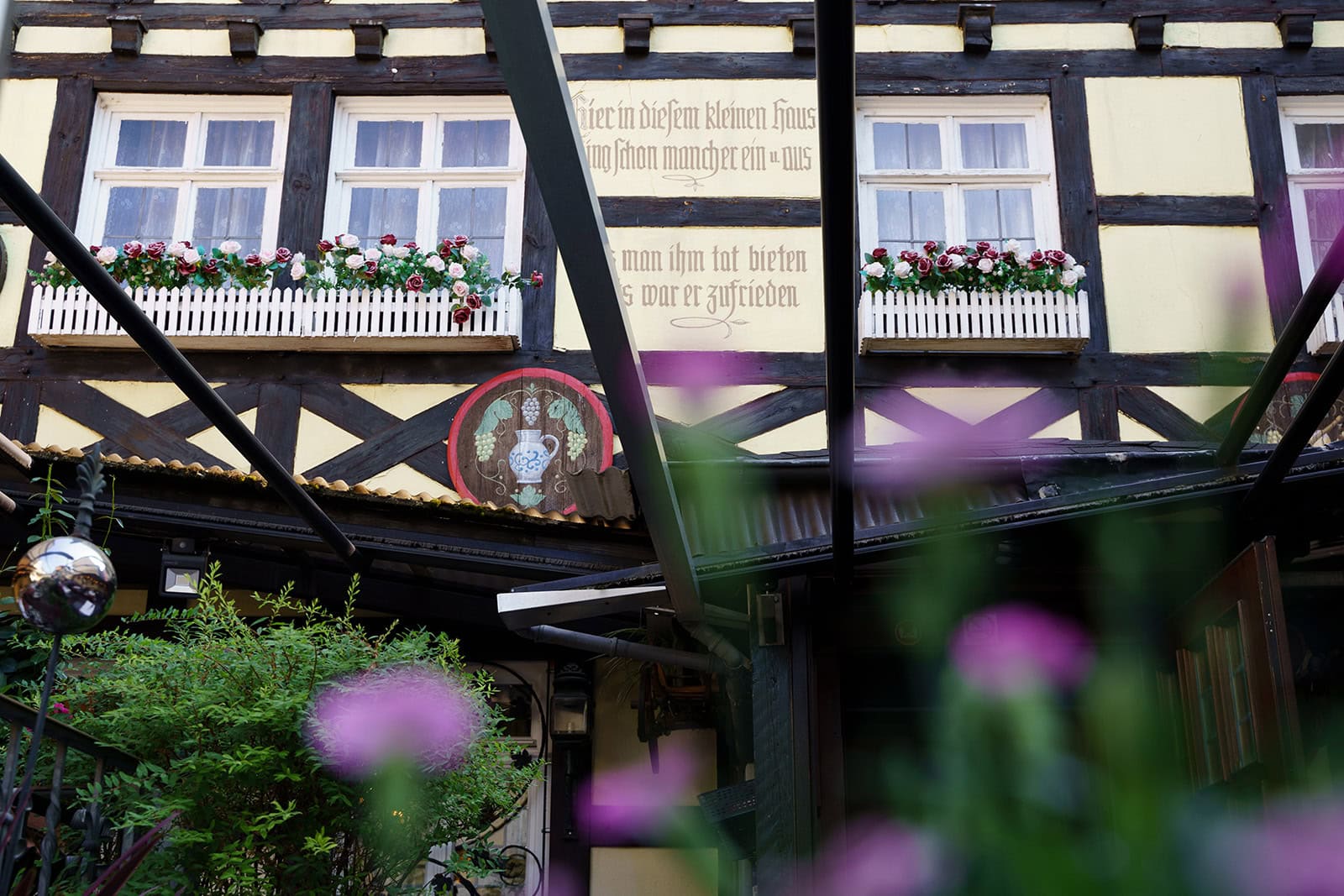 Fachwerkhaus mit Fensterläden und bemalten Fassdeckeln